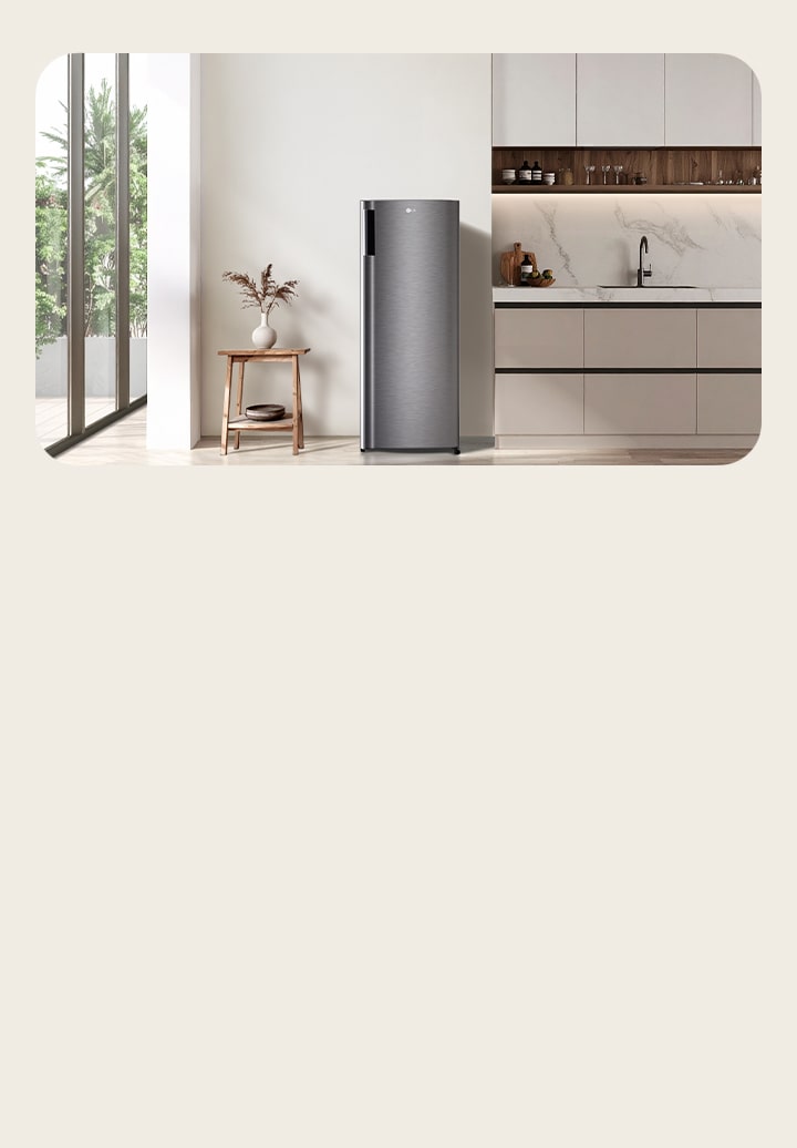 Refrigerador con congelador LG de una puerta, alto, en tono blanco minimalista para cocina.