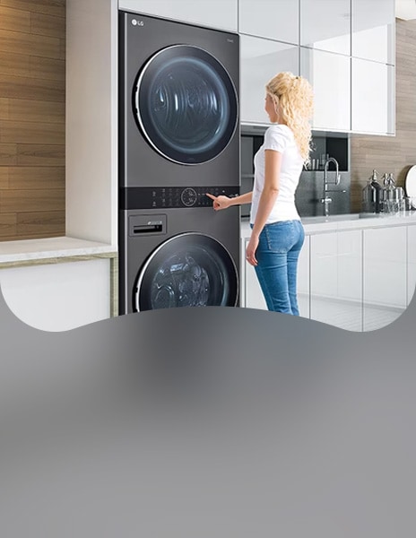 سيدة تستخدم غسالة ومجفف LG في غرفة غسيل عصرية