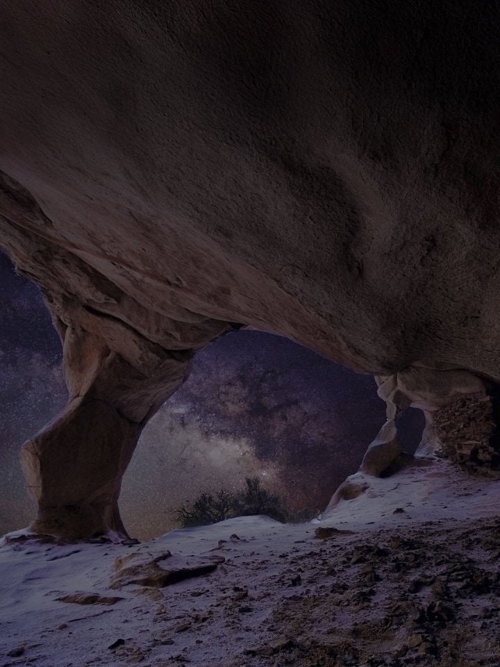 Triste abendliche Naturlandschaft, Blick auf den Nachthimmel unter einer Felsformation. Grafiken erscheinen, um den visuellen Verbesserungsprozess von OLED Dynamic Tone Mapping Pro zu zeigen. Die resultierende Landschaft hat einen viel besseren Kontrast, mit Sternen, die jetzt am Nachthimmel sichtbar sind, dunkleren Schwarztönen und insgesamt helleren Weißtönen.