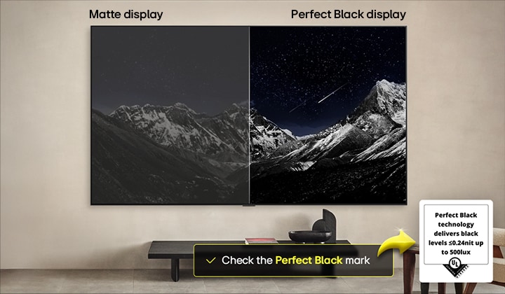 Ein Wohnzimmer mit einem an der Wand montierten LG OLED-Fernseher. Auf dem Fernseher ist eine Bergkette vor einem dunklen Abendhimmel voller Sterne zu sehen. Diese Szene ist in zwei Hälften geteilt. Die eine Seite zeigt eine trübe, graue Version der Landschaft mit der Bezeichnung Non Perfect Black Display. Auf der anderen Seite ist ein angenehmeres Bild mit einem größeren Dynamikbereich von Schwarz und Weiß zu sehen. Dies ist mit Perfect Black Display gekennzeichnet. Auch die Logo-Zertifizierung ist sichtbar: Perfect Black Technology liefert Schwarzwerte von 0,24 nit oder weniger bis zu 500 Lux.