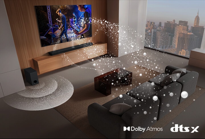 LG TV, LG Soundbar, hintere Lautsprecher und ein Subwoofer befinden sich in einem Wohnzimmer in einem Wolkenkratzer und spielen eine Musikaufführung. Weiße, aus Tröpfchen bestehende Klangwellen werden von der Soundbar und den hinteren Lautsprechern projiziert und um das Sofa und den Wohnraum geschlungen. Ein Subwoofer erzeugt einen Klangeffekt von unten. Dolby Atmos-Logo DTS X-Logo