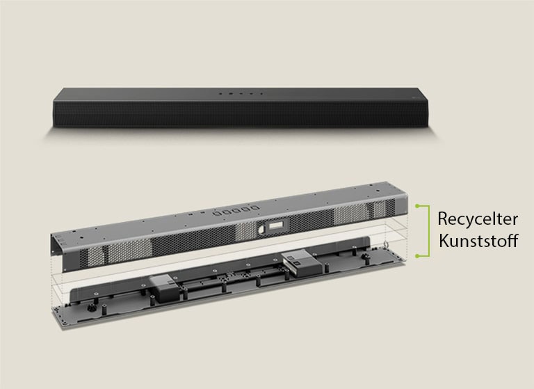 Die Vorderansicht der Sound Bar ist im Hintergrund und die Abbildung des Innenlebens der Sound Bar ist im Vordergrund zu sehen. Eine Schrägansicht der Rückseite des Metallrahmens der Soundbar mit der Aufschrift „Recycelter Kunststoff“, die auf den Rand des Rahmens zeigt.