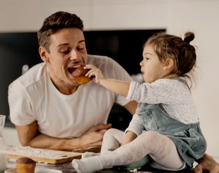 Personalisieren Sie Ihre Wand. Übertragen Sie Ihre Lieblingsfotos von Ihrem Handy und erstellen Sie Ihre ganz persönliche Fotogalerie.