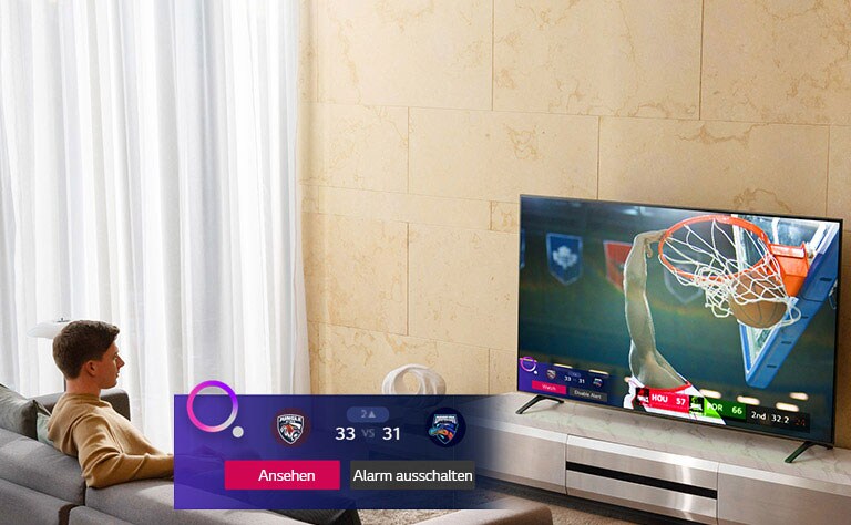 Auf einem Fernsehbildschirm ist ein Basketballspiel zu sehen. Auch der Sports Alert wird dargestellt.