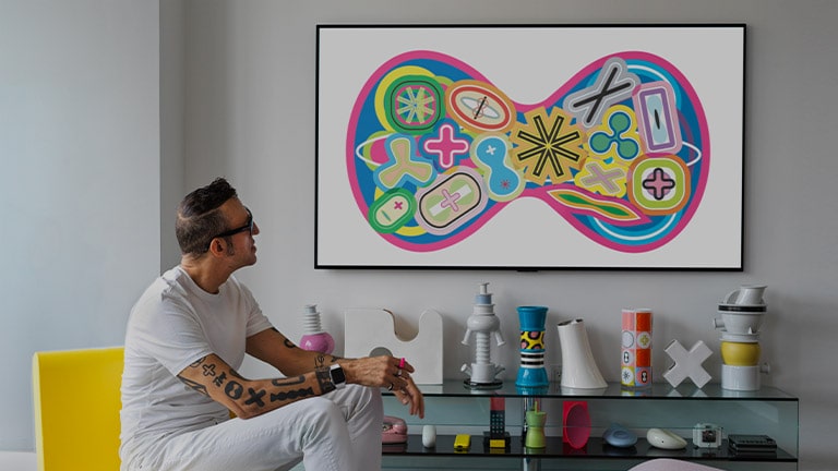 Ein Video, das zeigt, wie sich der Gallery Design TV in das Penthouse des renommierten Designers Karim Rashid einfügt (anklicken, um das Video anzusehen)