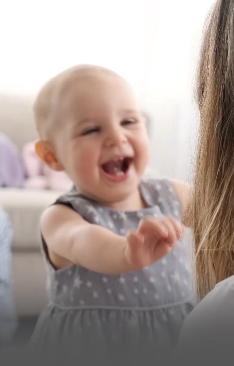 Eine Familie, die zu Hause eine gute Zeit verlebt