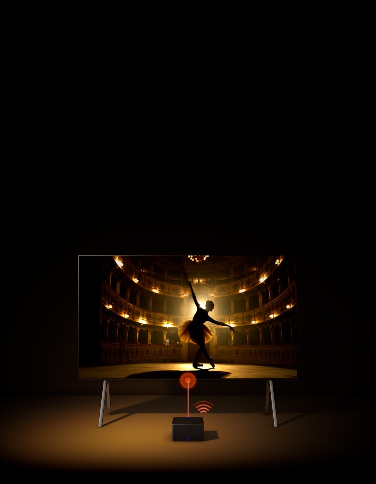 Ansicht von oben auf einen LG OLED TV auf einem Bodenständer mit Zero Connect Box. Ein rotes Konnektivitätslogo und -signal erscheint über der Box, wodurch die Verbindung zum Fernseher entsteht. Der TV schaltet sich ein, die Ansicht wechselt zur Vorderansicht und zeigt eine Ballerina, die allein auf der Bühne tanzt.