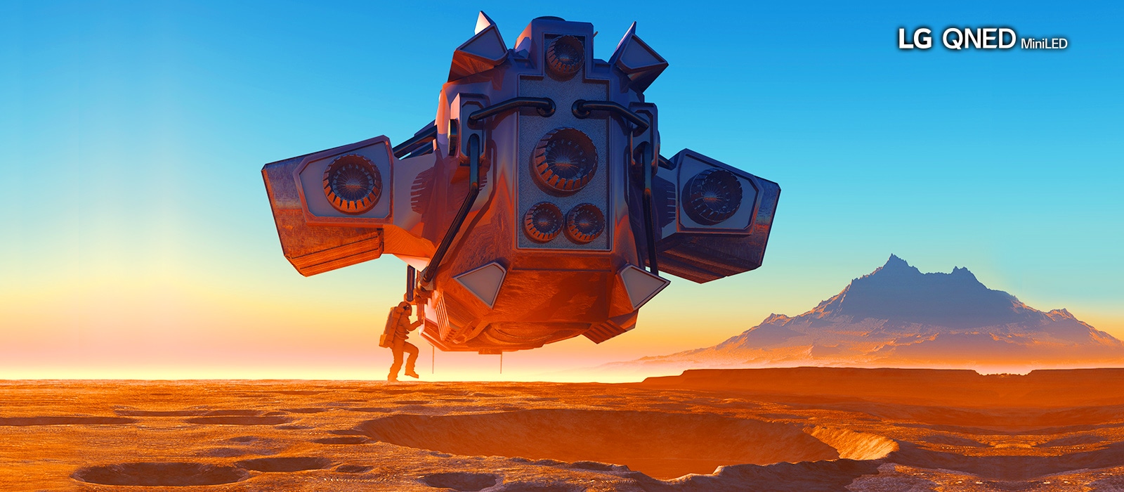 Bild eines Raumschiffs, das über einem Krater auf einem kargen Planeten schwebt. Durch Scrollen von links nach rechts wird der Unterschied in der Farbe deutlich, wenn das Bild auf einem herkömmlichen LCD-Display im Vergleich zum LG QNED Mini LED betrachtet wird.