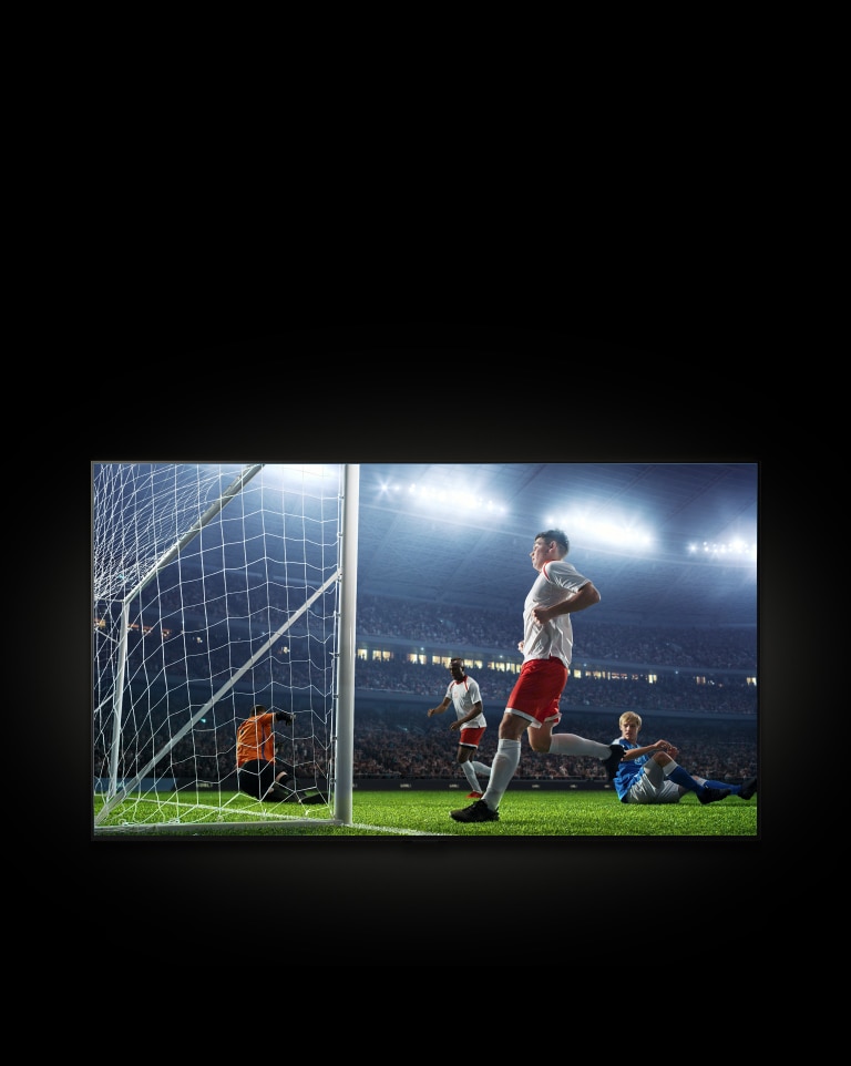 Ein Film spielt euf dem LG TV. Ein Popup-Feld erscheint mit den neuesten Fussball-Ergebnissen und der Option zum Live-Zuschauen. Der Cursor klickt auf «Live ansehen» und der TV zeigt einen Spieler in einem Fussballspiel, der gerade ein Tor erzielt.