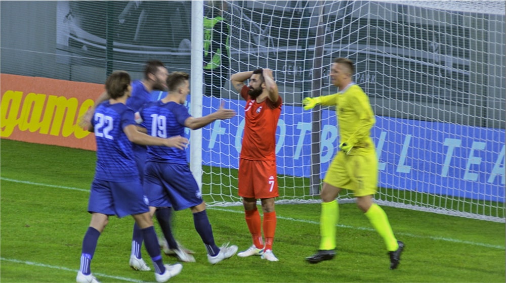 Am unteren Rand des Bildschirms wird eine Benachrichtigung zu einem Wettkampf angezeigt. „Ansehen“ wird angeklickt und der Kanal wechselt zu einem Fußballspiel.