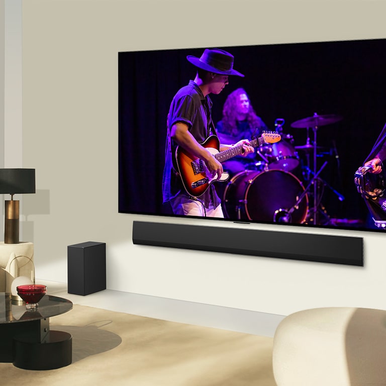 Der LG OLED TV und eine LG Soundbar sind in einem modernen Wohnraum aufeinander abgestimmt.