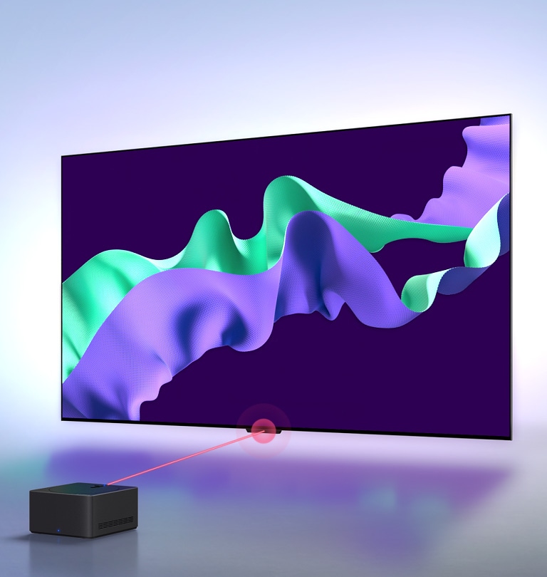 Der LG SIGNATURE OLED M4 zeigt ein abstraktes Kunstwerk in Lila und Minzgrün auf dem Bildschirm. Dann bewegt sich der Fernseher zurück und dreht sich in einen 45-Grad-Winkel, so dass eine Zero Connect Box vor dem Fernseher auf einem Standfuß in einem dunklen Raum sichtbar wird. Ein rotes Wi-Fi-Signal erscheint und ein roter Strahl wird in Richtung des Fernsehers ausgesendet.