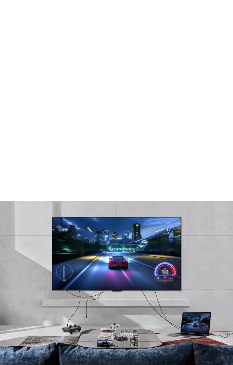 LG OLED evo M4 sumontuotas ant svetainės sienos, o žaidimų konsolė ir nešiojamasis kompiuteris sujungti netvarkingais laidais per visą kambarį. Konsolė ir nešiojamasis kompiuteris išnyksta, paskui pasirodo tvarkingai ant stalo padėta „Zero Connect Box“ dėžutė. Pasirodo raudonas „Wi-Fi“ signalas ir į televizorių sklinda raudonas spindulys, ir pasirodo raudoni apskritimai.