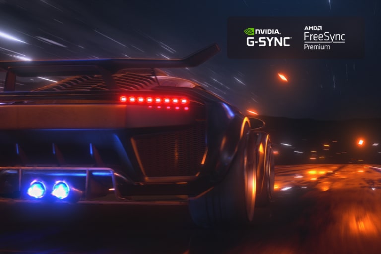 Neryškus greitai važiuojančio automobilio vaizdas lenktynių žaidime. Ištobulintos scenos, kad viskas vyktų sklandžiai ir aiškiai. „FreeSync Premium“ logotipas ir NVIDIA G-SYNC logotipas viršutiniame dešiniajame kampe.