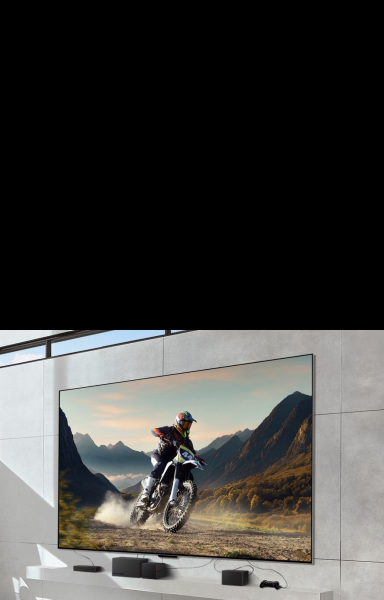 Ein an der Wand montierter LG SIGNATURE OLED M4 zeigt einen Mann, der auf einem Motorrad über eine unbefestigte Piste fährt, und Geräte, die über unordentliche Kabel mit dem Fernseher verbunden sind. Die Geräte werden ausgeblendet und die Aufnahme zoomt heraus, um ein helles, modernes Wohnzimmer und eine Zero Connect Box auf einem Tisch zu zeigen, unter dem die Geräte übersichtlich angeordnet sind. Das Bild wird kurz dunkel und die Zero Connect Box und die Geräte werden hervorgehoben. Ein rotes Wi-Fi-Signal erscheint und ein roter Strahl strahlt in Richtung des Fernsehers und es entstehen rote Kreise.