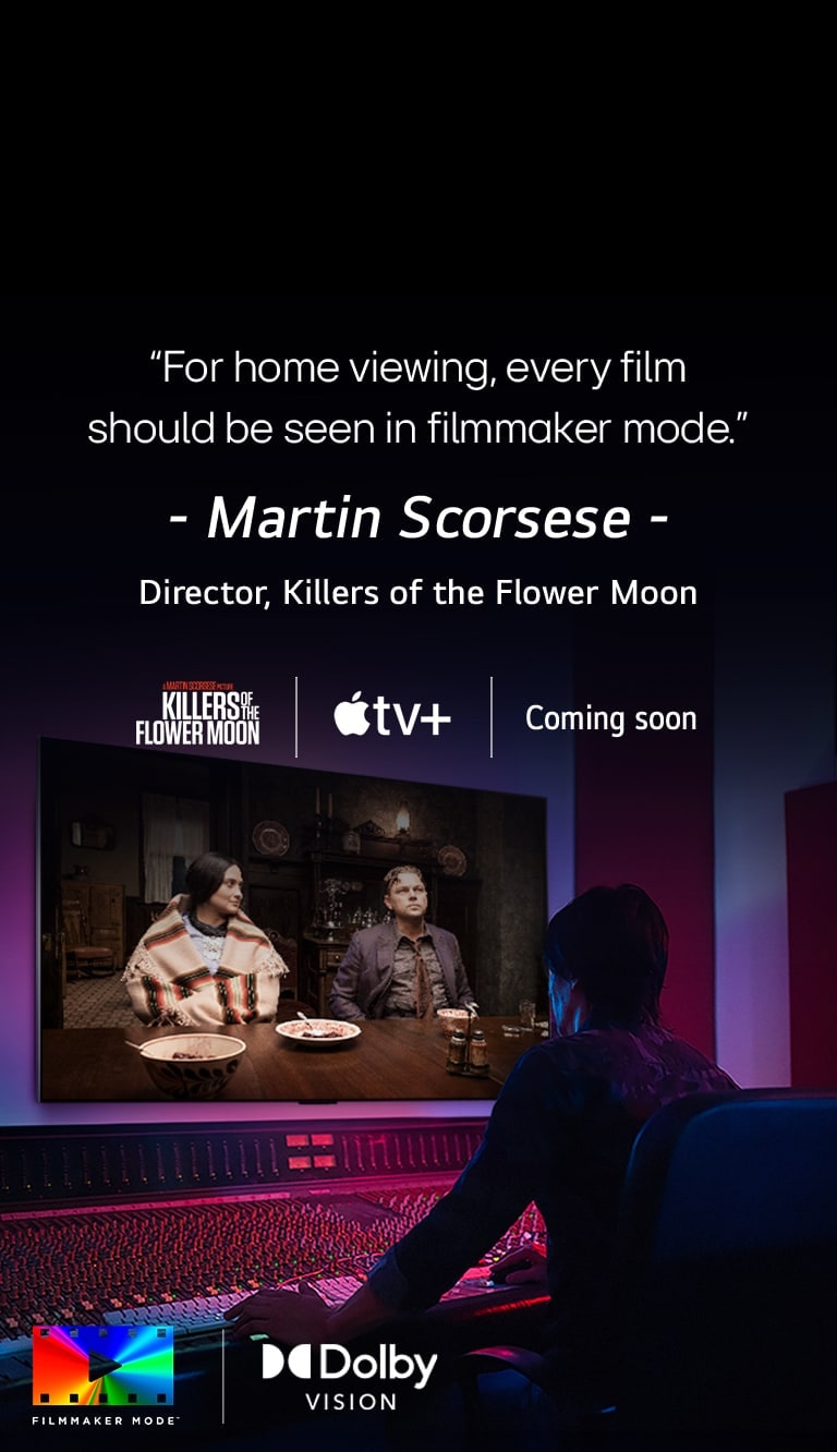 Ein Regisseur vor einem Bedienfeld, das den Film „Killers of the Flower Moon“ auf einem LG OLED TV bearbeitet. Ein Zitat von Martin Scorsese: „Zu Hause sollte jeder Film im Filmemachermodus angesehen werden“, überlagert das Bild mit dem Logo von „Killers of the Flower Moon“, dem Logo von Apple TV+ und einem „Demnächst im Kino“-Logo. Unten links das Dolby Vision-Logo und das FILMMAKER MODE™-Logo.