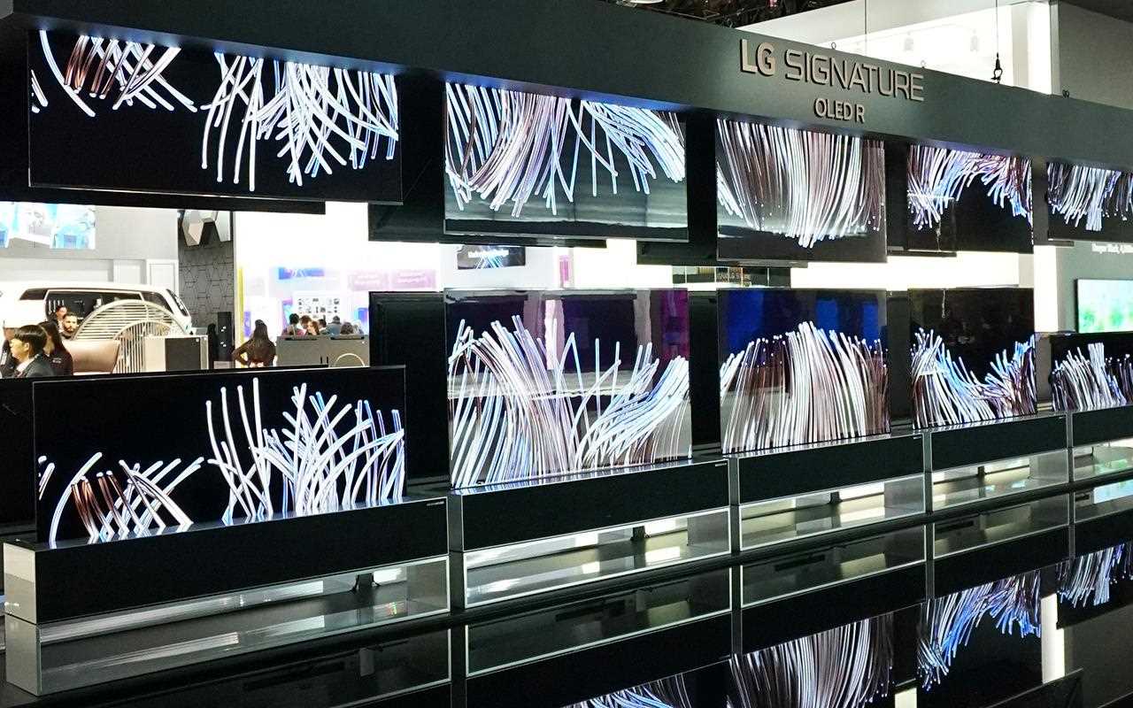 LG SIGNATURE Rollable OLED TVs lassen sich bei Nichtgebrauch in einer Box zusammenrollen.