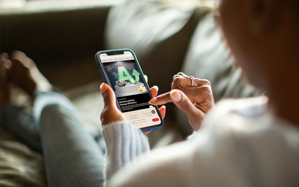 jüngere Verbraucher, denen die Umwelt am Herzen liegt, die nach nachhaltigen Initiativen für nachhaltige Unternehmen suchen