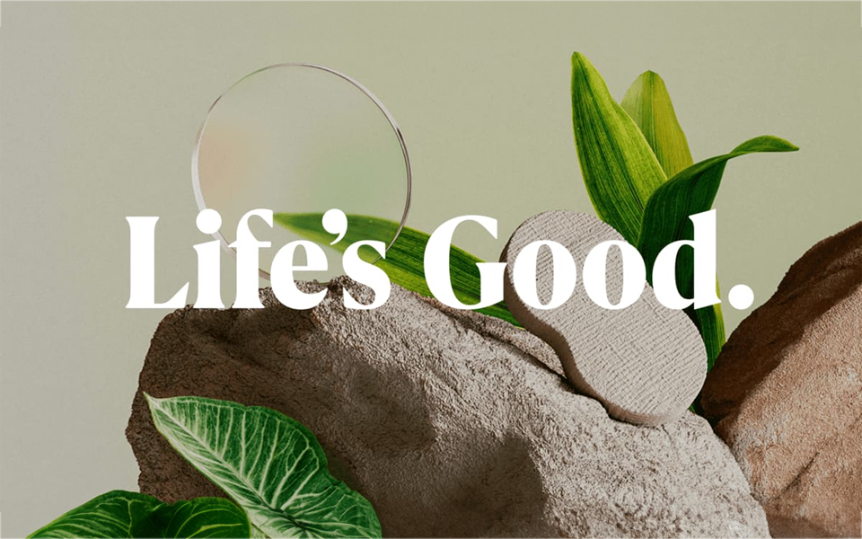 Das &quot;Life's Good&quot;-Logo von LG auf einem von der Natur inspirierten Hintergrund, der für einen nachhaltigen Lebensstil wirbt.