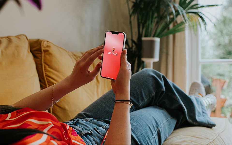 LG-Kunde nutzt die ThinQ-App auf seinem Mobiltelefon