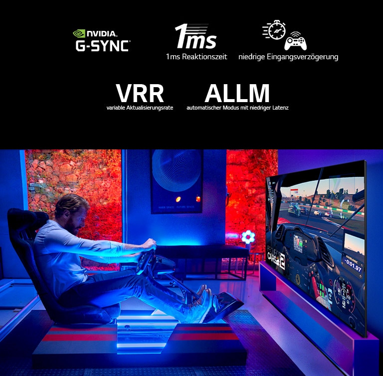 Das Logo von NVIDIA G-SYNC, Das Logo von 1ms Response Time, Das Logo von Low Input lag, Das Logo von Variable Refresh Rate, Das Logo von Auto Low Latency Mode, Mann in einem dunklen Raum, der auf einem Rennsitz vor einem großen Fernseher sitzt und ein Rennspiel spielt (auf der Seite nach unten scrollen).