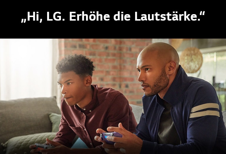 Zwei junge Männer auf einer Couch halten drahtlose Gamecontroller in den Händen und sind in ein Spiel vertieft.