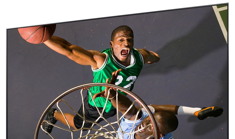 Blick von oben auf einen Basketballspieler, der den Ball gerade im Korb versenkt – zu sehen auf einem 8K OLED-Fernseher.