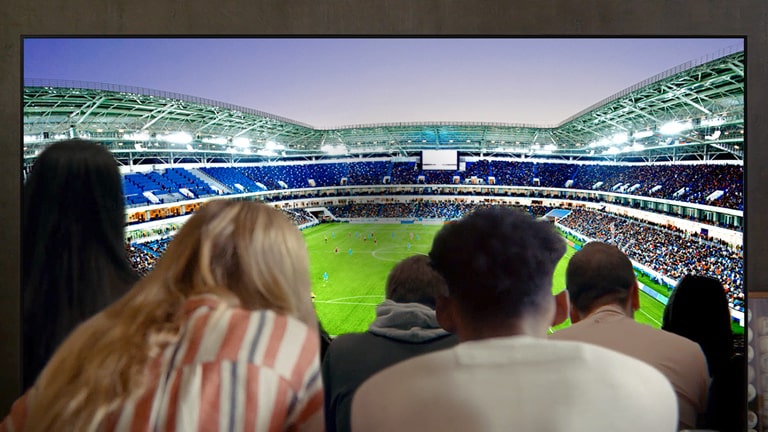 Ein Lifestylefilm mit unterschiedlichen Darstellern, die auf LG OLED TVs realistischere Sportevents genießen (Video abspielen)