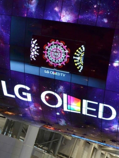 Eine gebogene OLED-Bildschirm Installation mit dem Text "LG OLED"