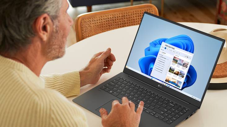 A man is working using an LG gram with Windows 11.