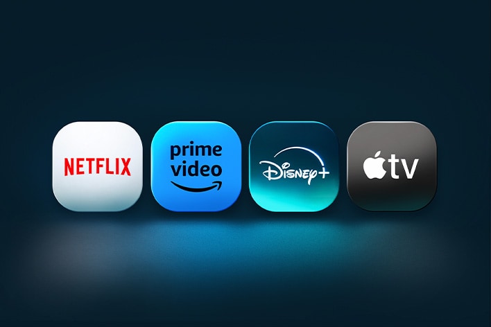 Os logotipos dos aplicativos Netflix, Prime Video, Disney+ e Apple TV ficam lado a lado em frente a um fundo azul.