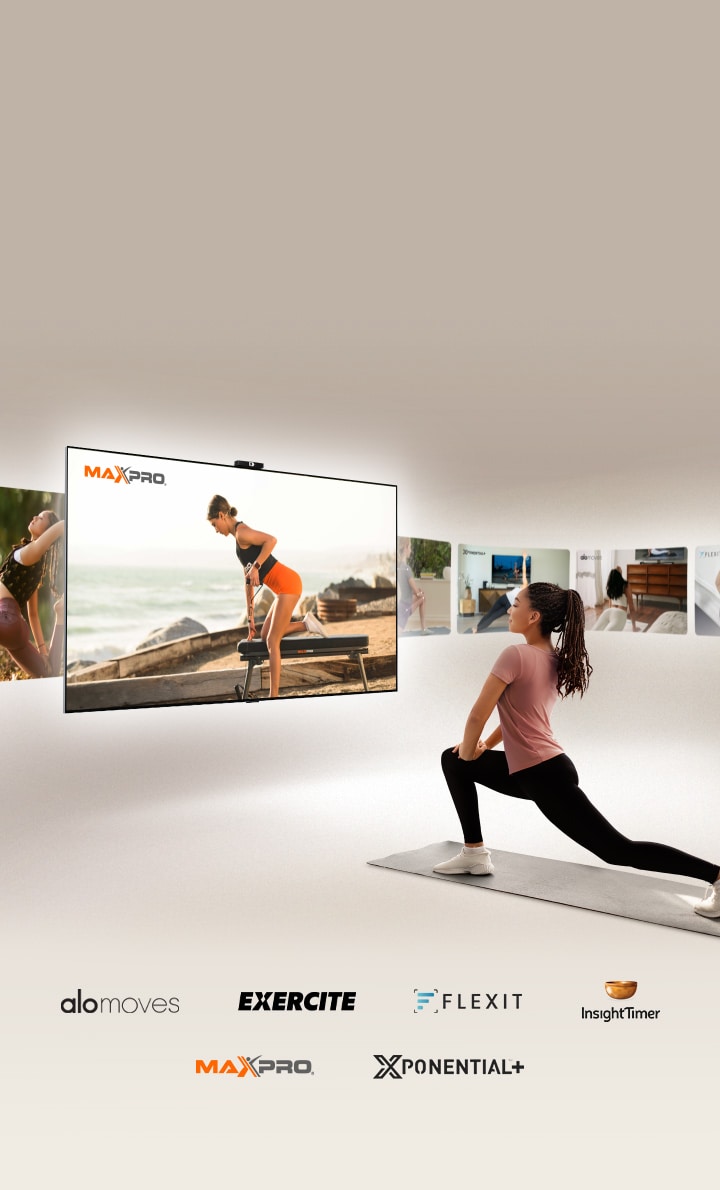 Uma mulher está em posição de estocada em um tapete de ioga em frente a uma TV LG. A TV passa por vídeos de Exercite, Xponential, Alo Moves, FLEXIT, Insight Timer e Maxpro.