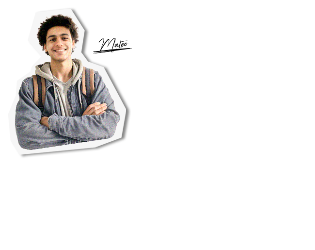 Um jovem sorridente de cabelo escuro usando uma camisa jeans.