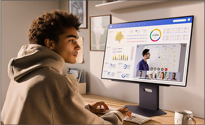 Mateo usando o monitor para fazer tarefas da escola e assistir partidas de futebol