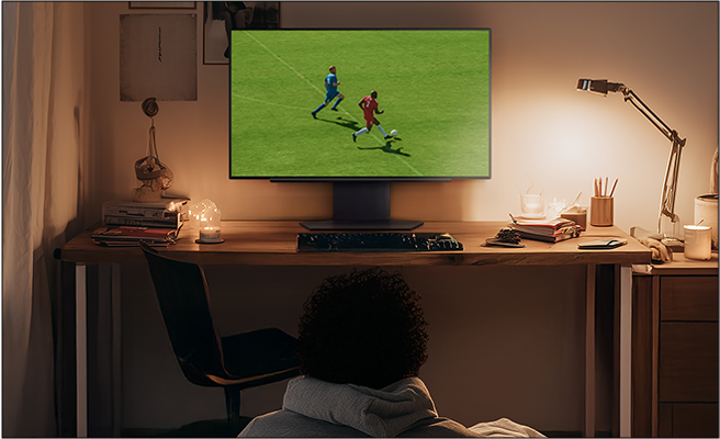 Mateo usando o monitor para fazer tarefas da escola e assistir partidas de futebol