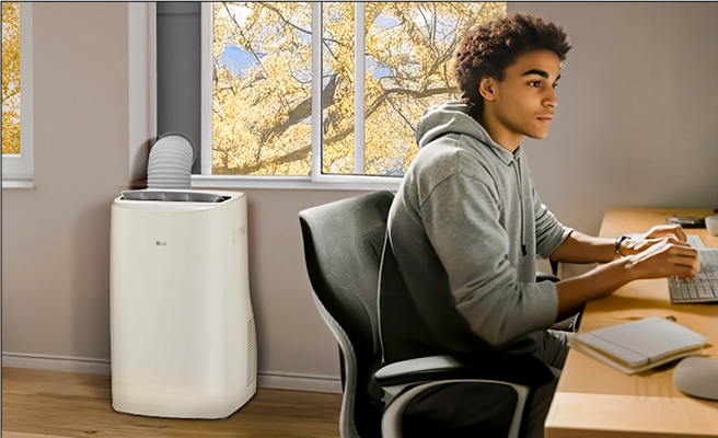 Mateo usando o monitor para fazer tarefas da escola e assistir partidas de futebol