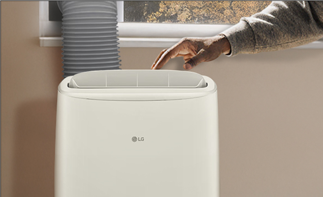 Mateo usando o monitor para fazer tarefas da escola e assistir partidas de futebol