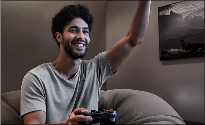 Felipe curtindo jogos em uma TV OLED na sala de jogos criada após a consultoria de interiores