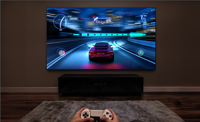 Felipe curtindo jogos em uma TV OLED na sala de jogos criada após a consultoria de interiores