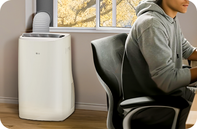 Pessoa estudando ao lado do Ar-Condicionado Portátil LG