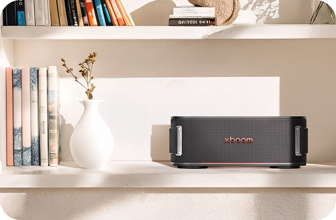 Caixa de som LG XBOOM BOUNCE em uma prateleira