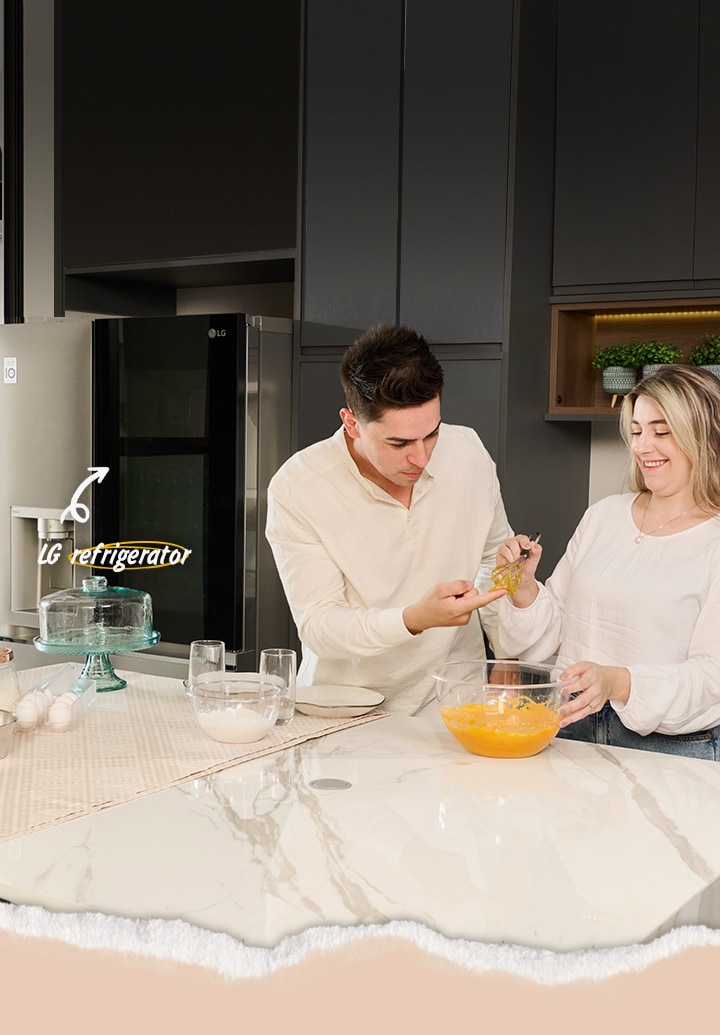 Casal cozinhando uma refeição simples na cozinha.