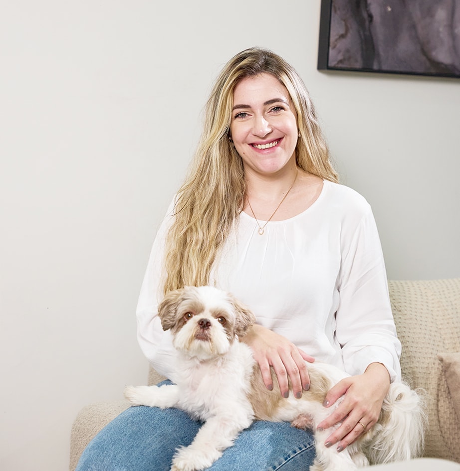 Mulher sorridente com seu cachorro.