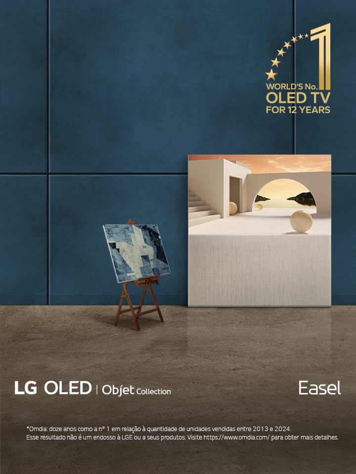 Uma LG OLED Easel TV está apoiada em uma parede. Ao lado, há uma pintura real em um cavalete. O design da TV faz com que ela pareça uma obra de arte real em um cavalete. O emblema “A OLED TV número 1 do mundo por 12 anos” é exibido no canto da tela. Os logotipos LG OLED, Objet Collection e Easel também são exibidos na tela.