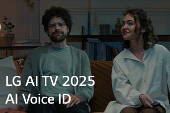 O título é visível, LG AI TV 2025, Al Voice ID. Um homem e uma mulher estão sentados em um sofá, segurando um controle remoto de TV.