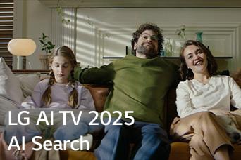 O título é visível, LG AI TV 2025, Al Search. Uma família de três pessoas está sentada no sofá da sala de estar
