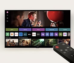 Interface LG webOS com o AI Magic Remote em primeiro plano. As miniaturas na interface do usuário mostram recomendações de conteúdo personalizado do AI Voice ID.