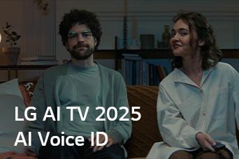 O título é visível, LG AI TV 2025, Al Voice ID. Um homem e uma mulher estão sentados em um sofá, segurando um controle remoto de TV.