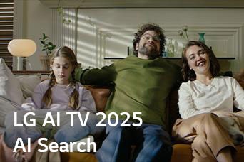 O título é visível, LG AI TV 2025, Al Search. Uma família de três pessoas está sentada no sofá da sala de estar