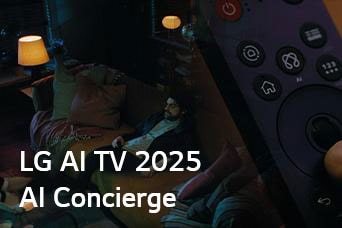 O título é visível, LG AI TV 2025, Al Concierge. O LG Al Magic Remote está visível. Um homem está sentado no sofá.